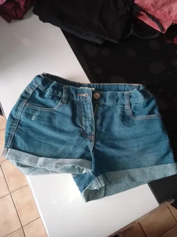 Short en jeans bleu effets usures
