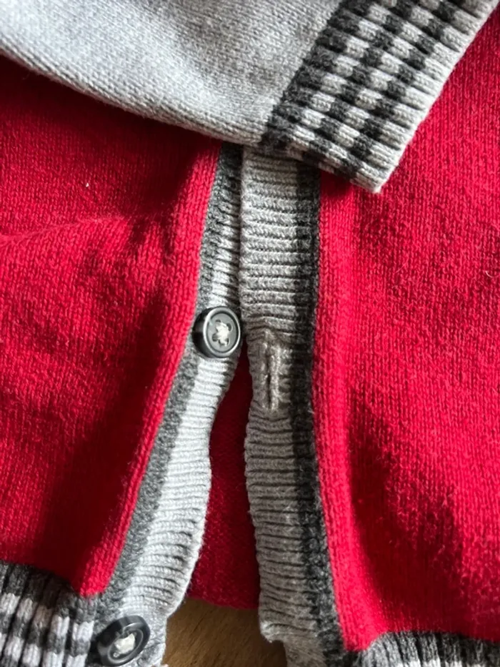 Gilet baby club gris et rouge 1 an - photo numéro 4