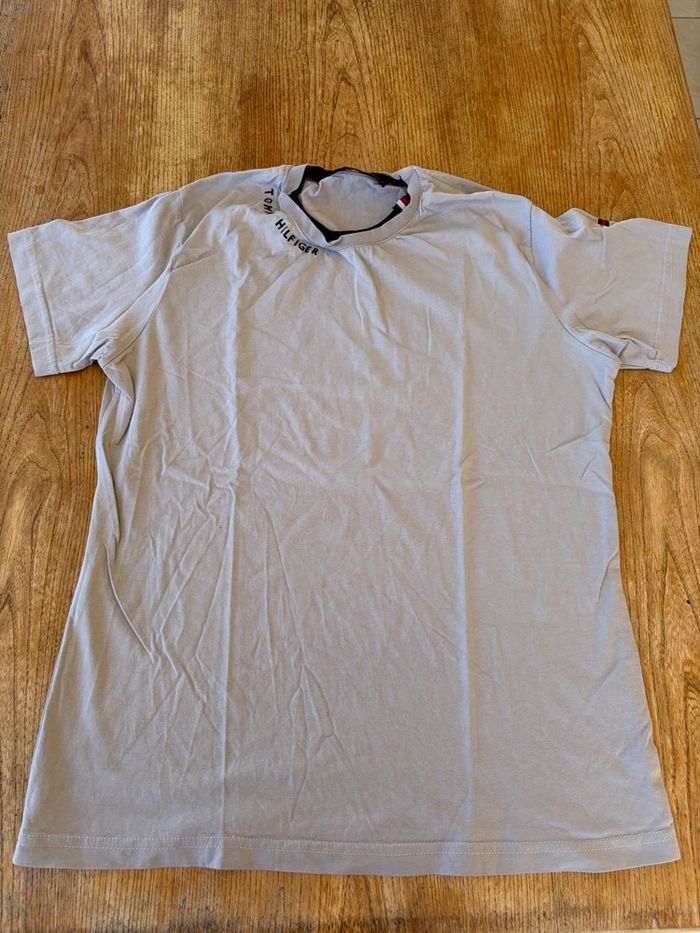 T-shirt Tommy Hilfiger gris clair – style casual – M - photo numéro 1