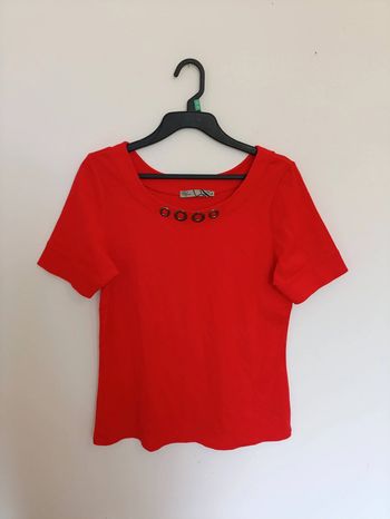 T-shirt rouge à œillets métalliques vintage