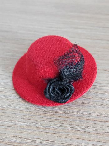 Barrette mini chapeau rouge fleur noir