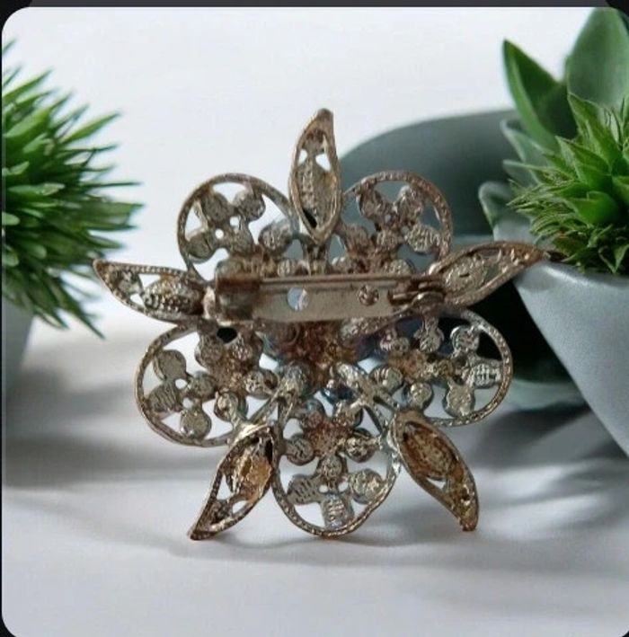 Broche en forme de fleur turquoise en strass. En très bon état. - photo numéro 3
