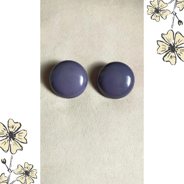 Boucles d’oreilles clip vintage violettes – Look rétro intemporel - photo numéro 7