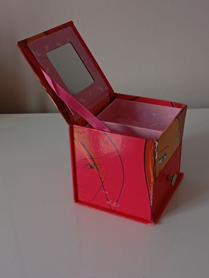 Boîte tour de rangement bijoux ou autre. Carton . Miroir et tiroir . Très bon état - photo numéro 4