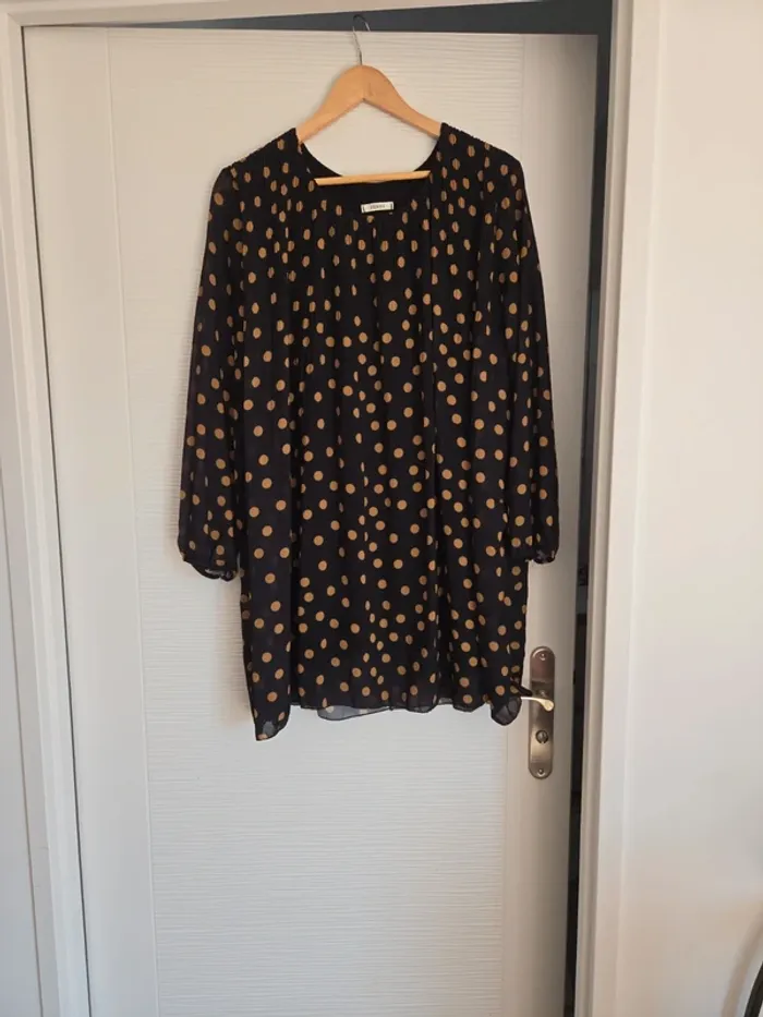 Robe noire a pois