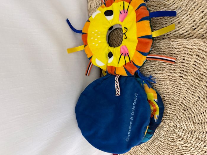 Les petites têtes sonores - Petit lion cherche ses parents Ned livre tissu - photo numéro 2