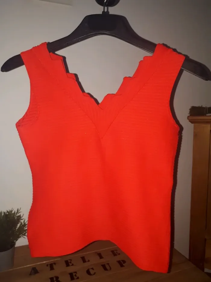 Débardeur rouge. 38/40