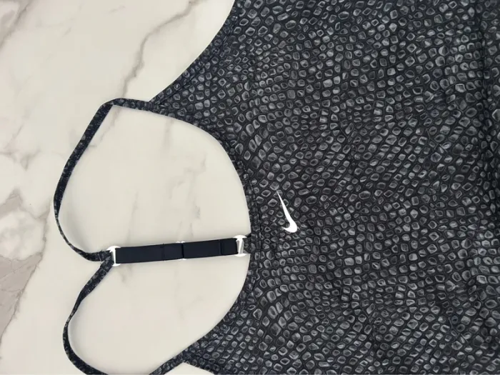 Haut Nike taille L couleur peau de serpent - photo numéro 2