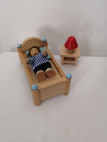 meuble et figurine en bois