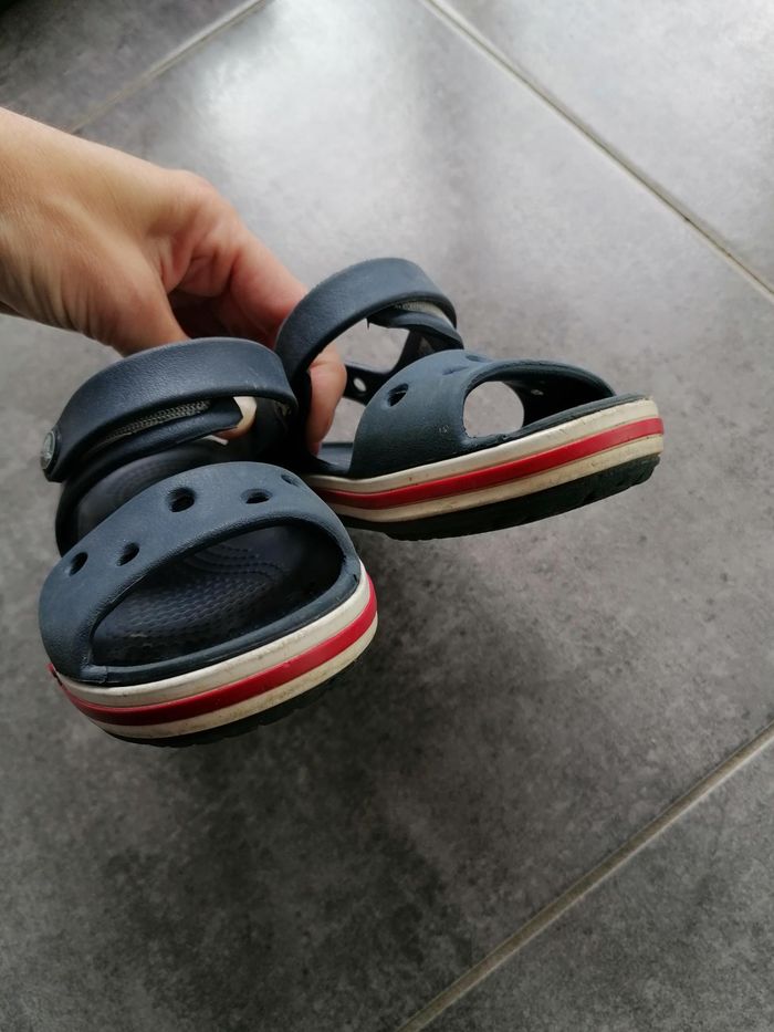 Sandale crocs taille 9 soit 25-26 bon état - photo numéro 2