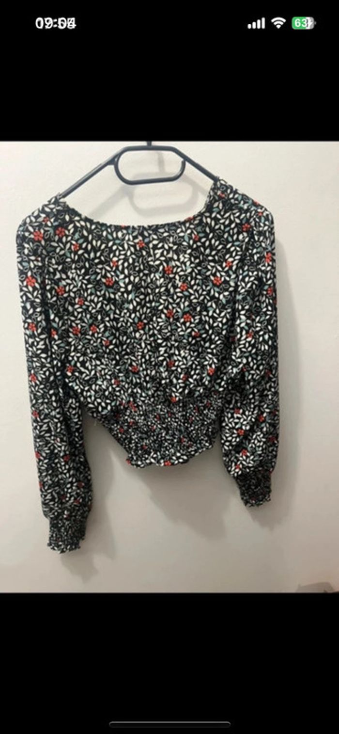 Blouse noire fleurie, décolleté V - M/L - photo numéro 2