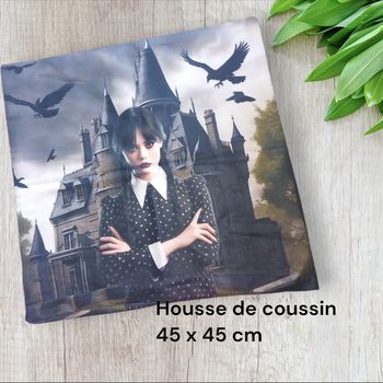 Housse de coussin wednesday mercredi de la famille Addams Jena ortega
