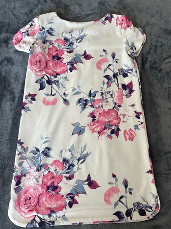 Petite robe courte motif fleurs 