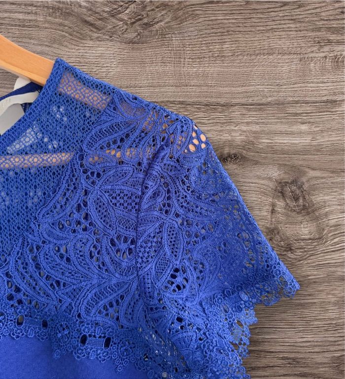 Blouse manches courtes bleu avec dentelle H&M taille 36 S - photo numéro 2