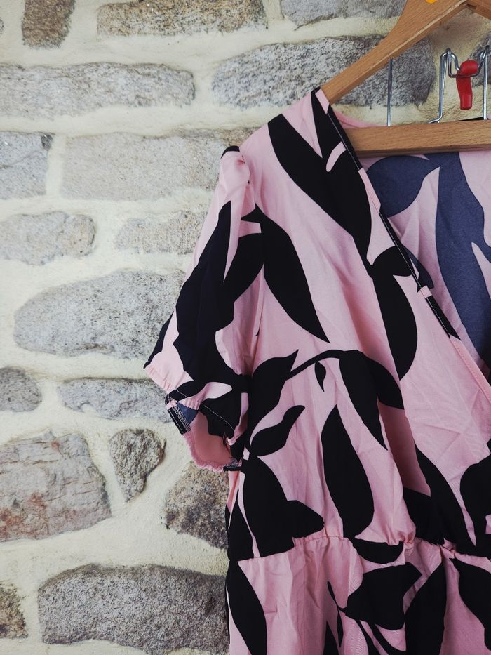 Robe manches courtes noir et rose Femme taille 52 marque Missguided 🌹 - photo numéro 2