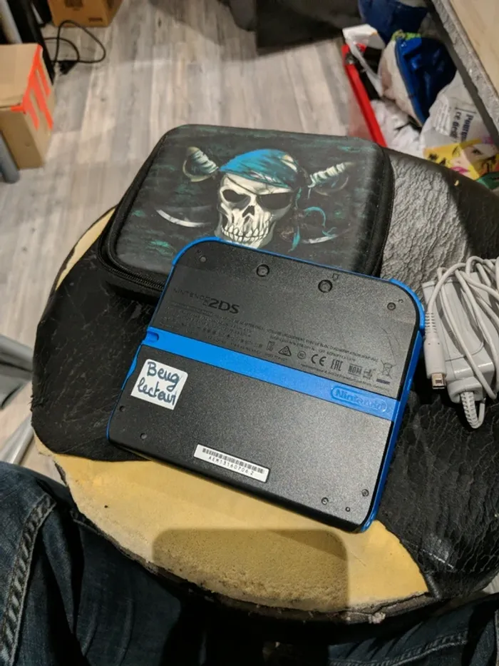 Nintendo 2Ds Noir et Bleu + Housse et chargeur - photo numéro 3