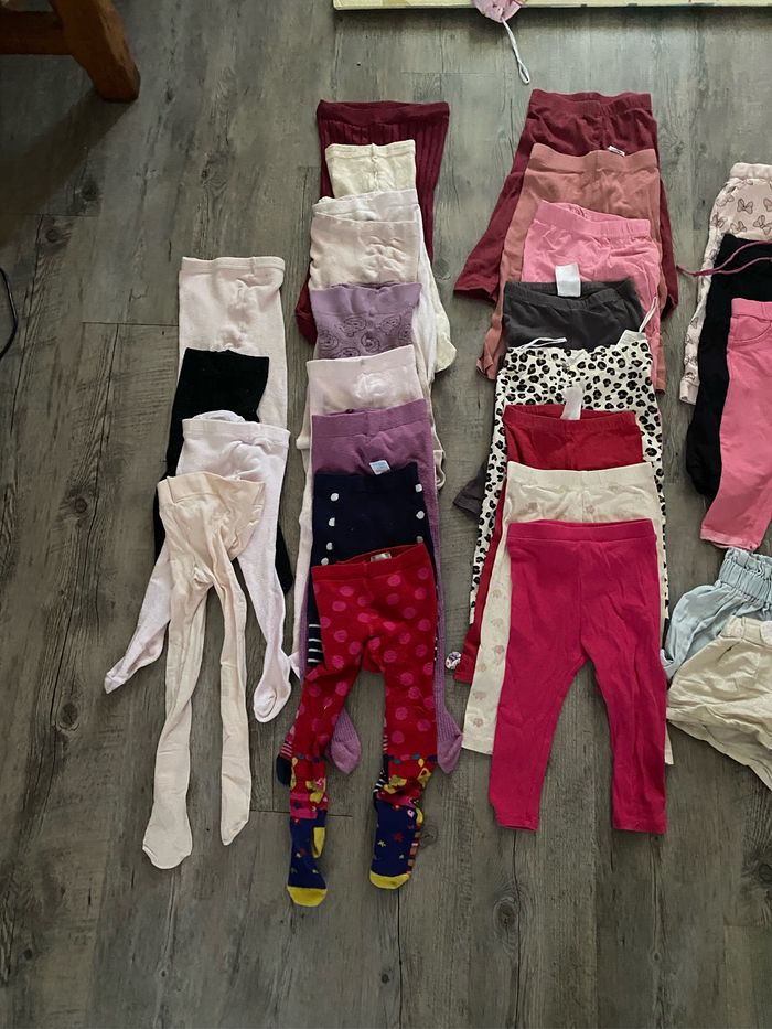 Lot 41 bas taille 18 mois (pantalons, collants, leggings, shorts) - photo numéro 2