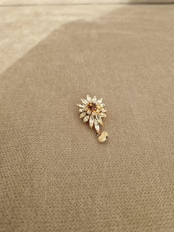 Broche dorée vintage avec ses perles brillantes et sa perle