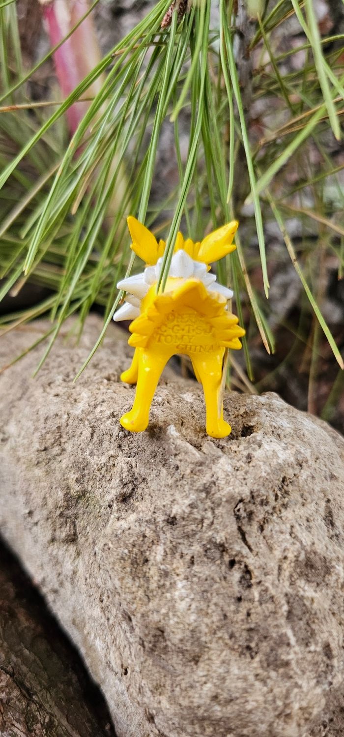 Super petite figurine Pokemon Nintendo tomy C.G.T.S.J voltali - photo numéro 5