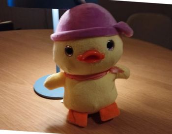 Peluche canard + casquette. A suspendre avec ventouse