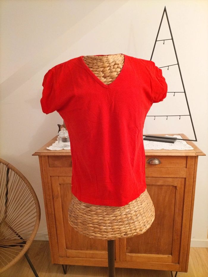 Veste fleurie et t-shirt - photo numéro 2