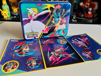 Grande boîte en métal Pokémon Valisette + 3 grands stickers , Carte Pokémon / Lucario, Gardevoir