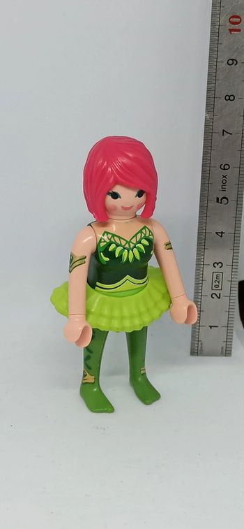Femme jupe vert et cheveux roses danseuse playmobil