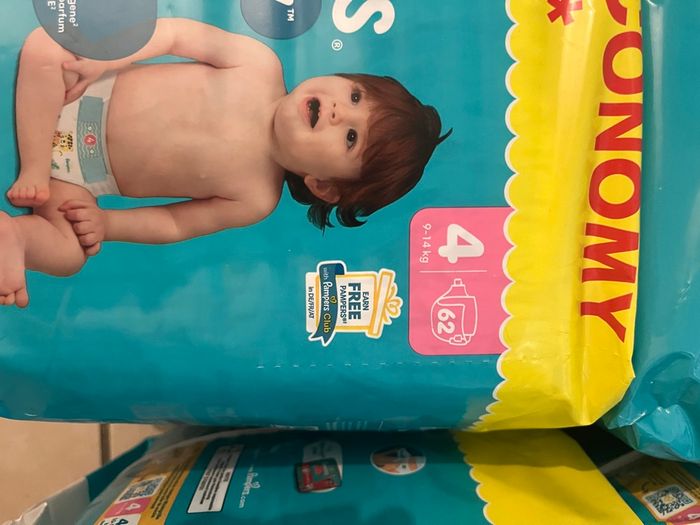 10 paquets couches t4 Pampers neuf - photo numéro 3