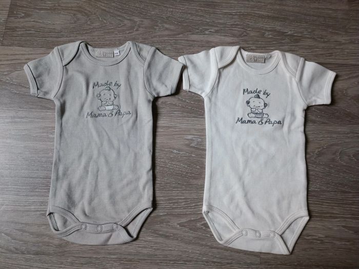 Lot 2 bodies mixte manches courtes 6 mois