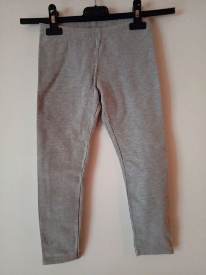 Joli legging gris. C&A. 7 ans