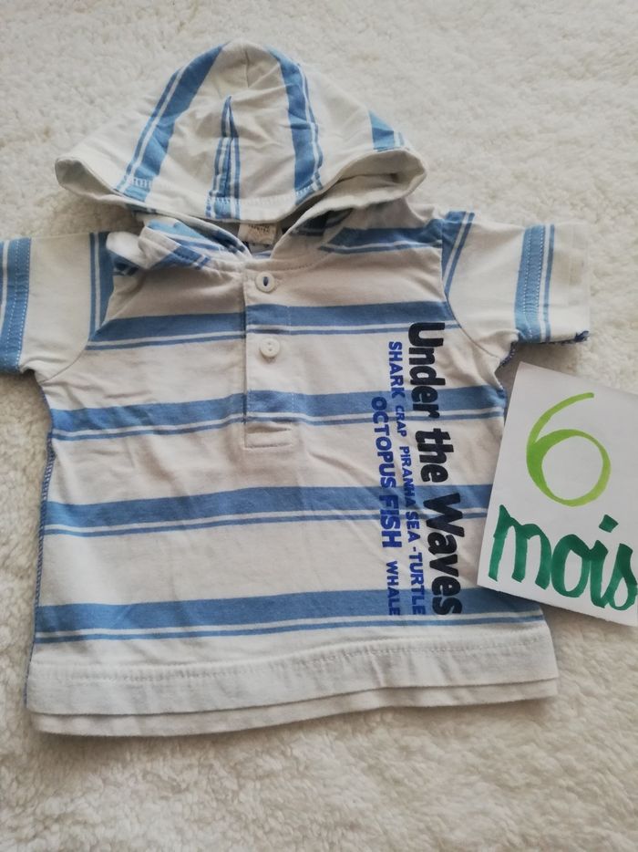 Polo à capuche blanc et bleu