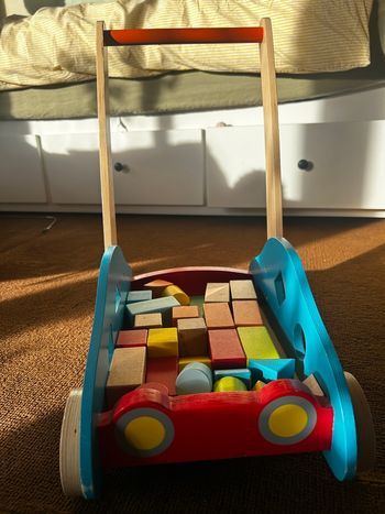 Poussette déambulatrice / Chariot de marche / jeux des formes / blocs en bois