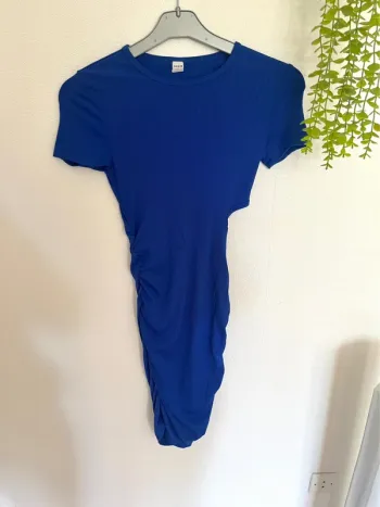 Très belle robe à longue manche pour petite fille