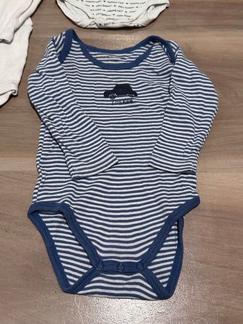 Lot de bodys 2 petit bateau 1 kimbaloo taille 6 mois