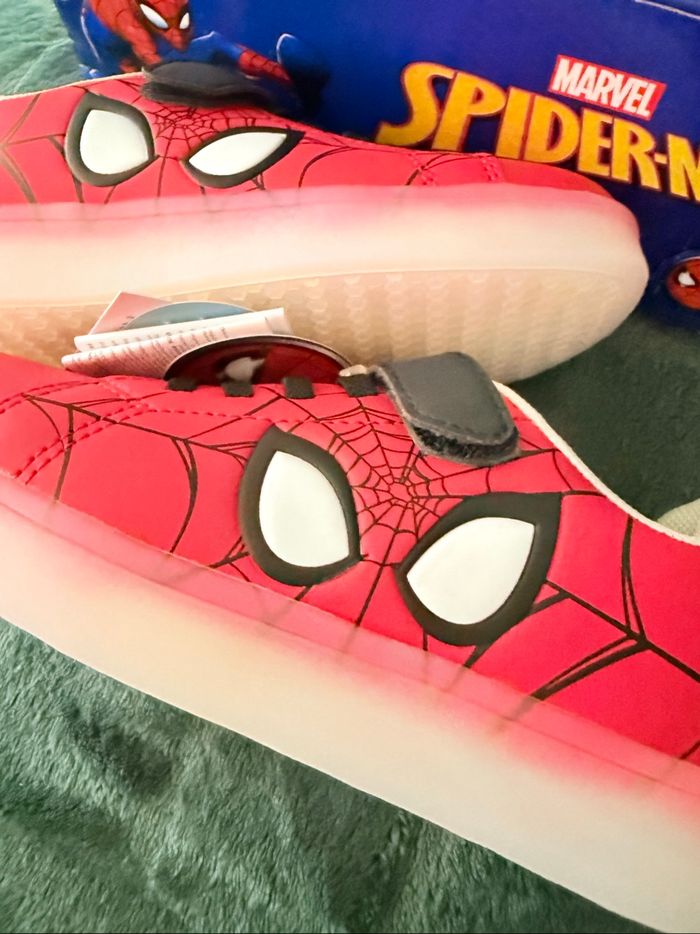 Basket Spiderman Marvel lumineux - photo numéro 4