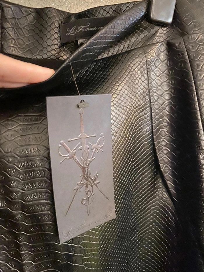 La femme en noir jupe crayon serpentine 4xl - photo numéro 3