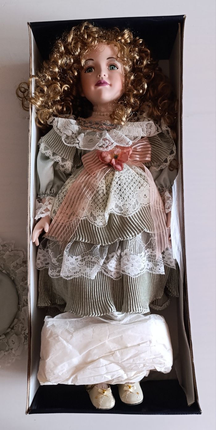 Poupée de Collection en Porcelaine Neuve - photo numéro 8