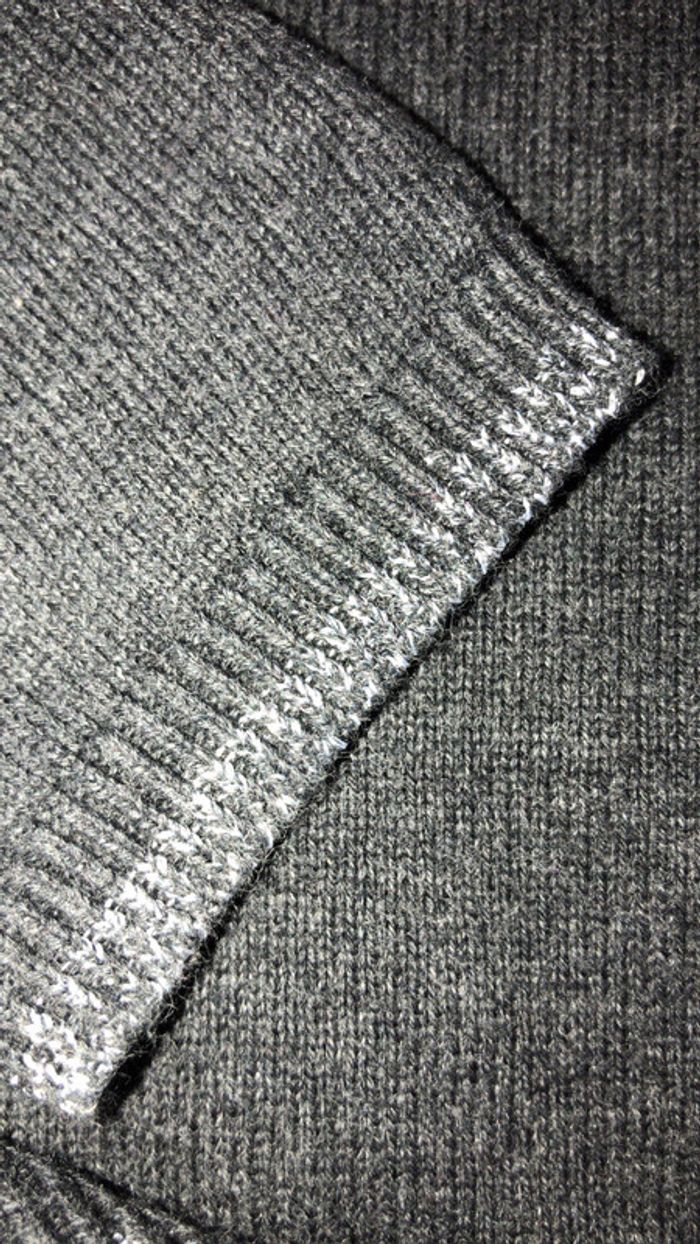 Pull gris avec strass manche et taille - photo numéro 3