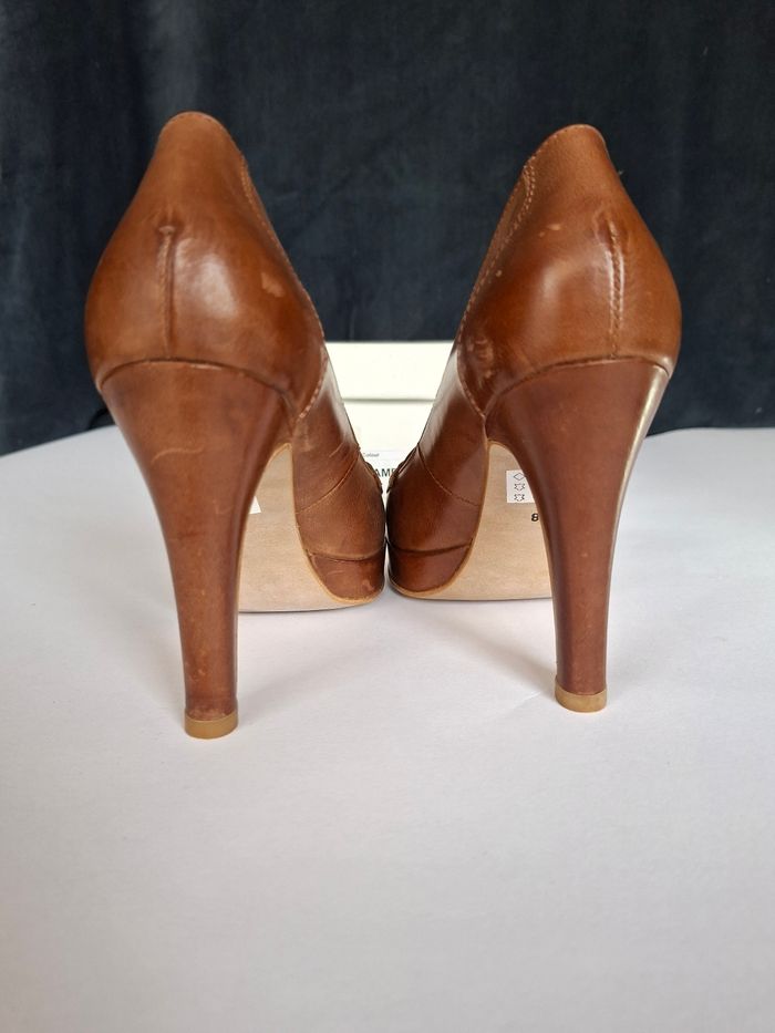 Escarpins Georgia Rose en cuir camel, talons hauts avec plateforme, style mocassin. - photo numéro 6