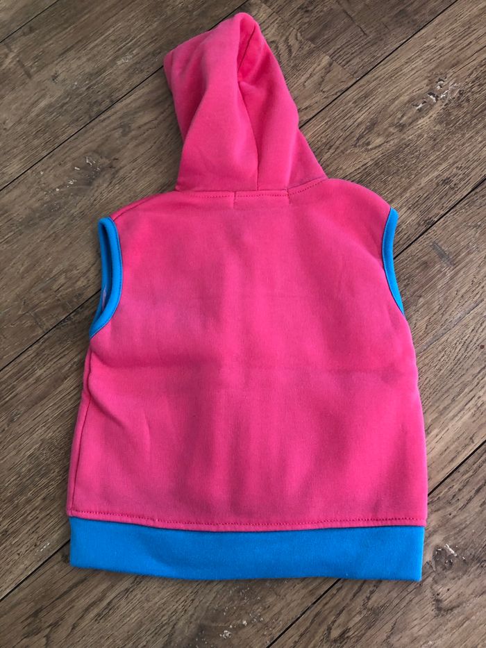 T shirt et veste sans manches 18 mois - photo numéro 4