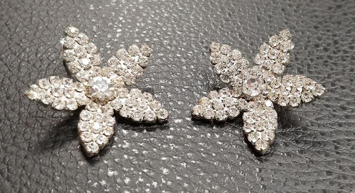 Jolie paire de boucles d'oreilles en forme de fleurs