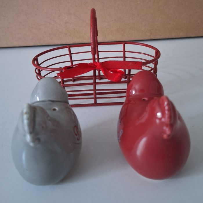 Petit panier avec salière et poivrière en forme de poules - photo numéro 3