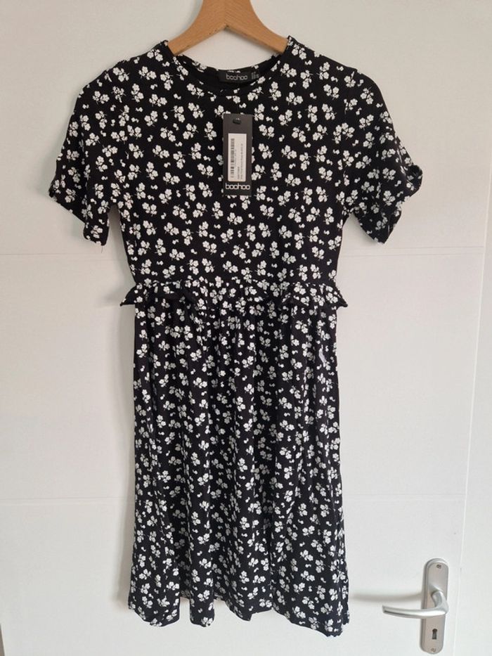 Jolie robe Boohoo taille 38 neuve avec étiquette - photo numéro 2