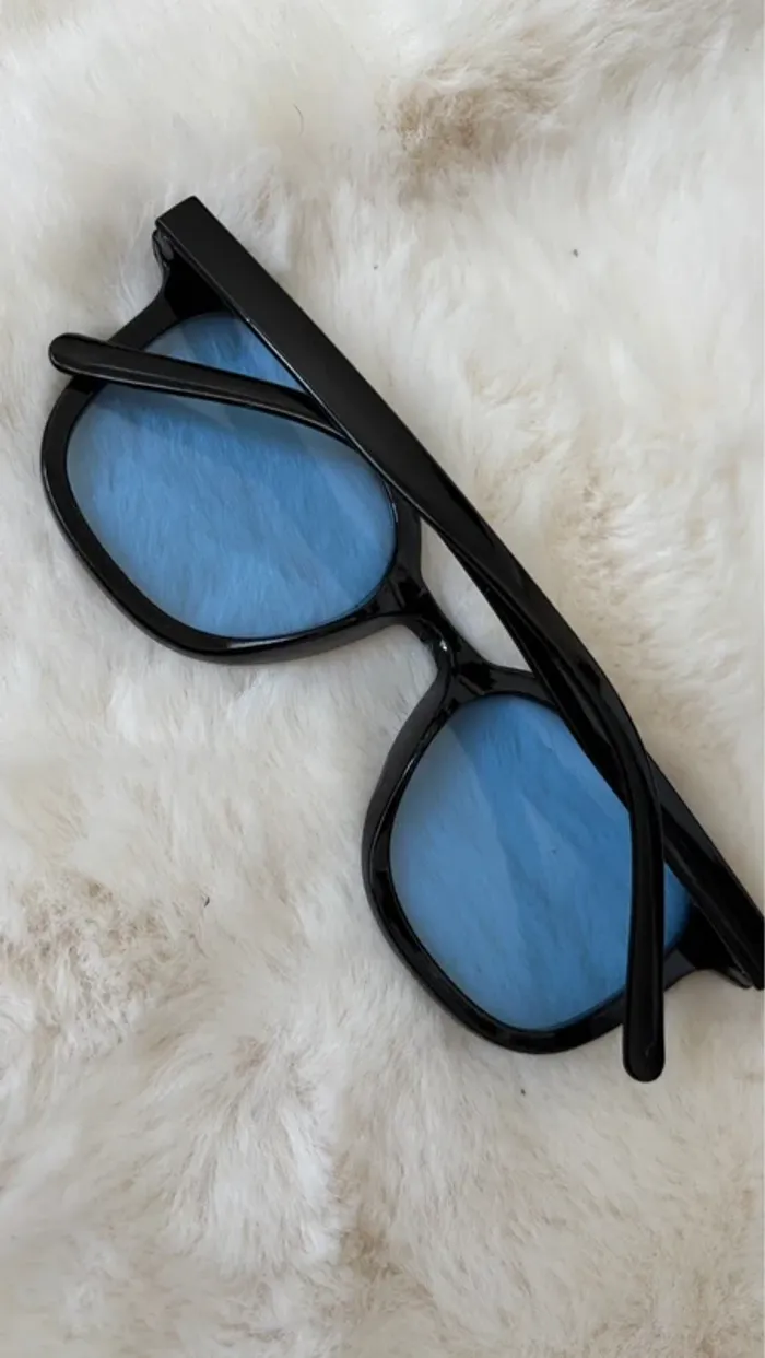 Lunettes noires avec verres bleus - photo numéro 2