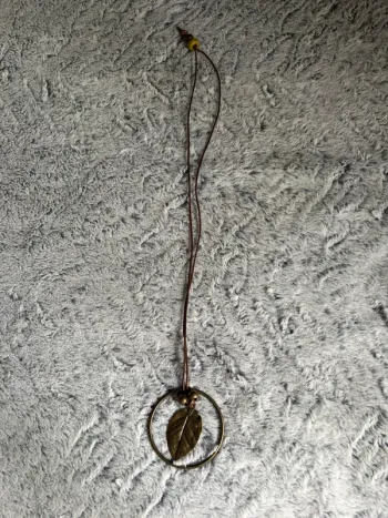 Joli collier sautoir feuille