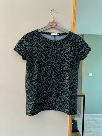 T shirt noir et bleu à motifs léopards