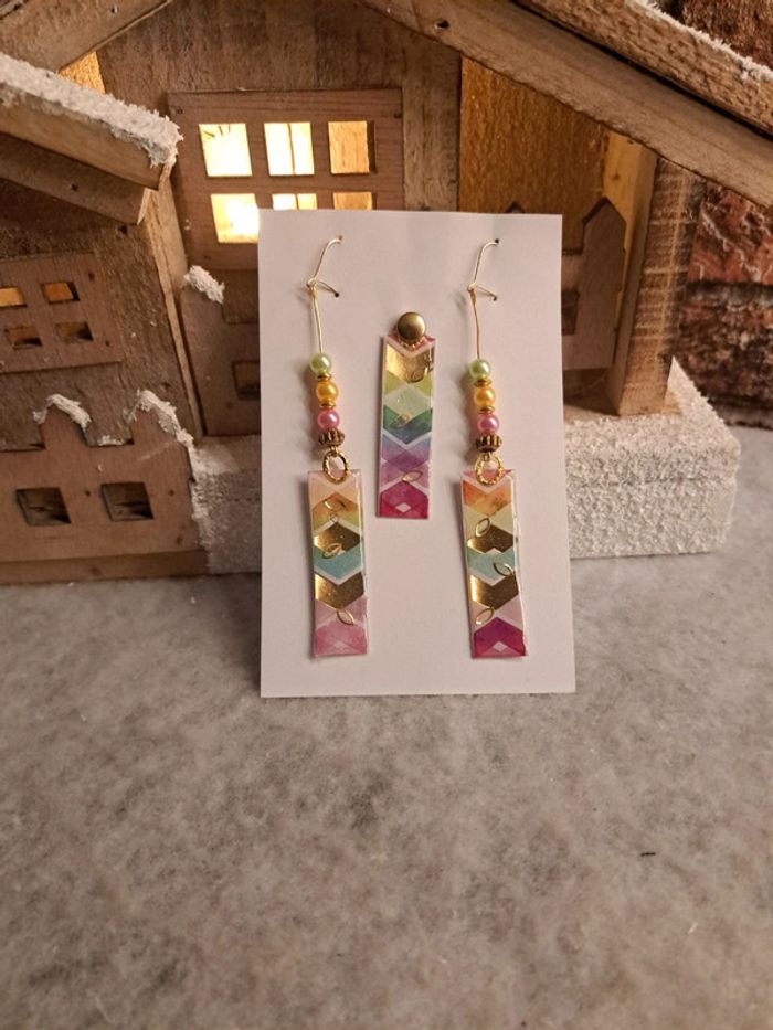 Boucles d'oreilles pendante avec pendentif assortie en résine multicolore