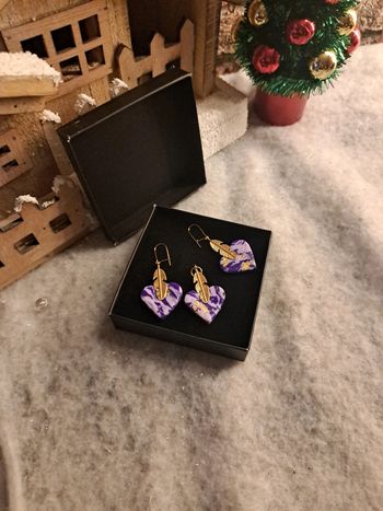 Boucles d'oreilles pendante avec pendentif assortie violet doré