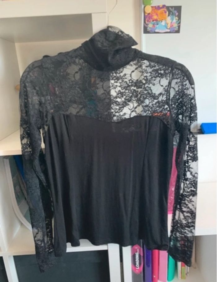 Haut noir à dentelle