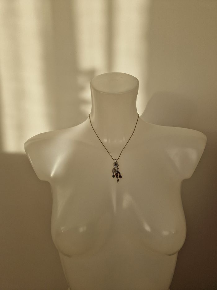 Collier argenté avec décorations et perles rosées